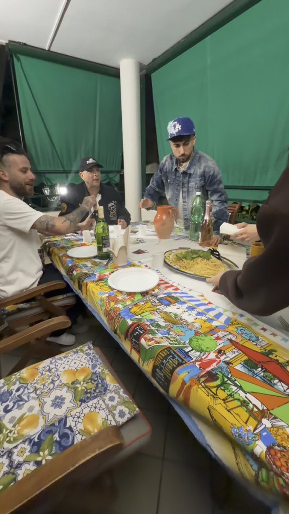 Backstage di una produzione audiovisiva — poster video