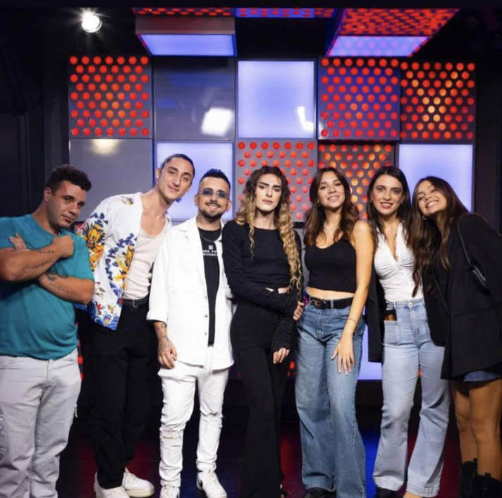 Foto di gruppo negli studi di RDS Next