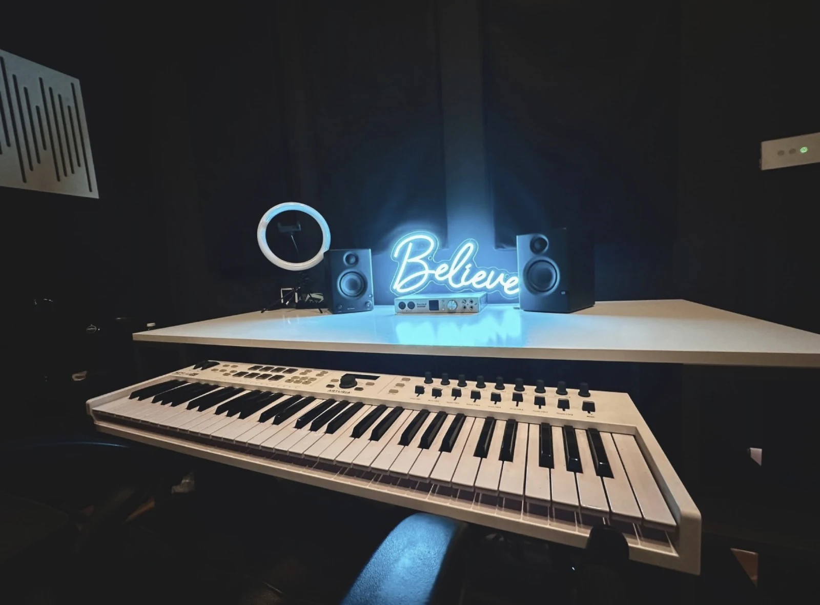 Postazione di produzione musicale di ICY Studios