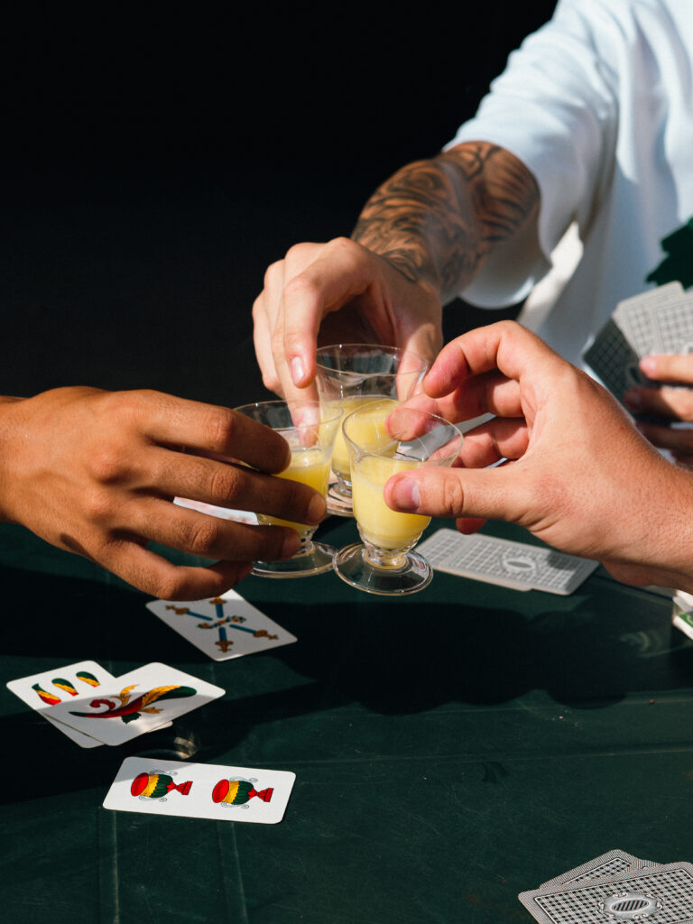Brindisi in un tavolo da gioco Italiano